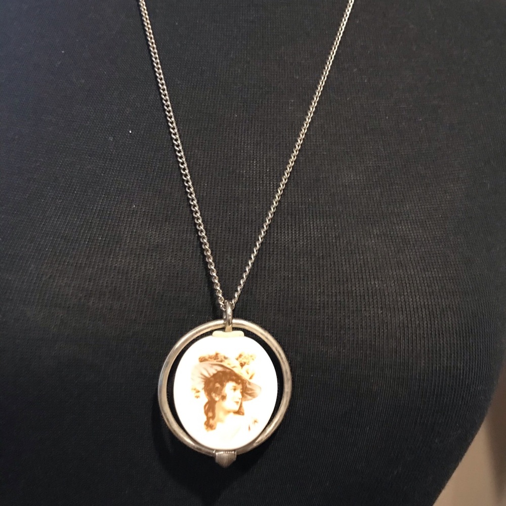 Vintage lady pendant necklace - Picture 2 of 7